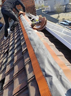 Pose d'un sous faîtage ventilé